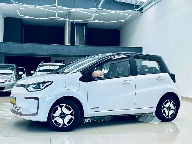 Foto de um jac e-js1 0.0 5p eléctrico 2023.