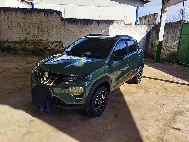 Foto de um renault kwid e-thek intense elétrico 2024.