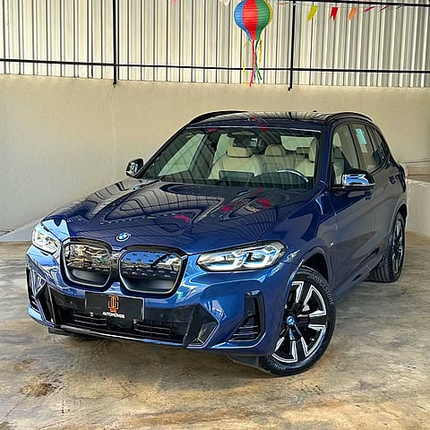 Foto de um bmw ix 3 elétrico.