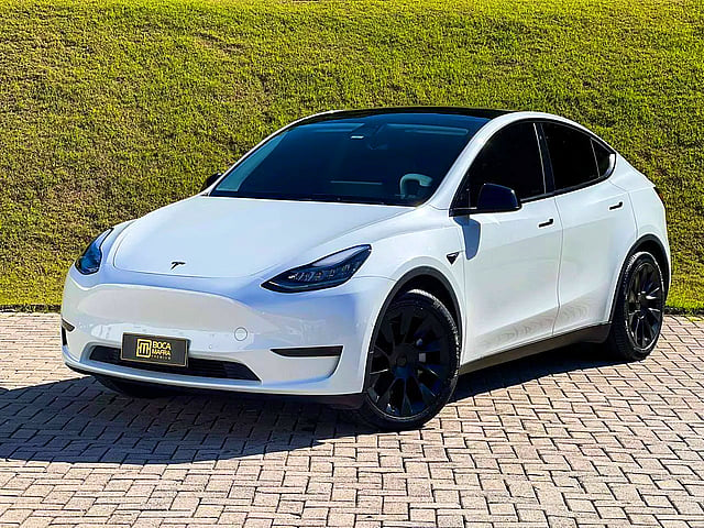 Foto de um tesla model y long range branca 2021/2021.