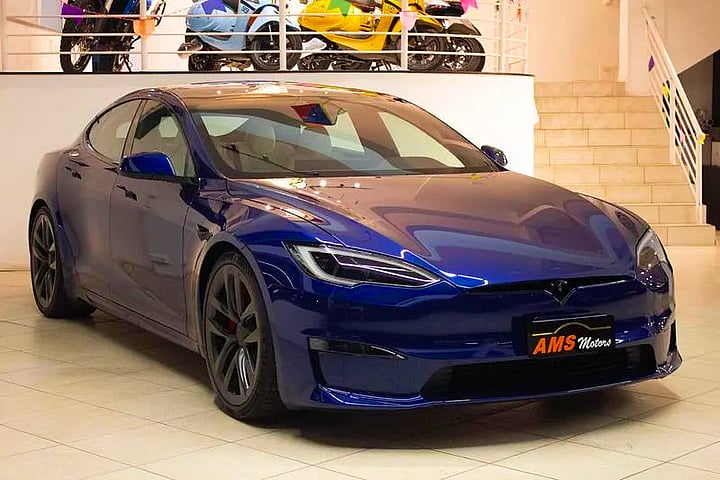 Foto de um tesla model s plaid 2023.