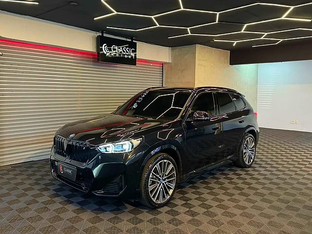 Foto de um bmw ix1 xdrive 30 m sport (elétrico).