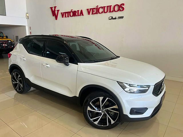 Foto de um volvo xc 40 t-5 híbrido r-design 1.5 262cv fwd 2021 elétrico.