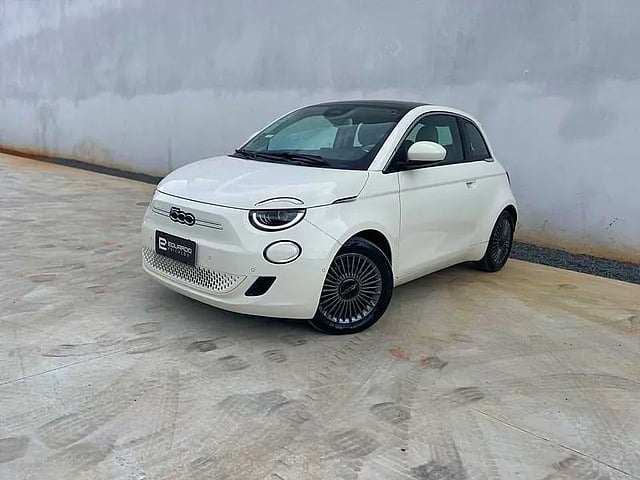 Foto de um fiat 500e icon 2022.