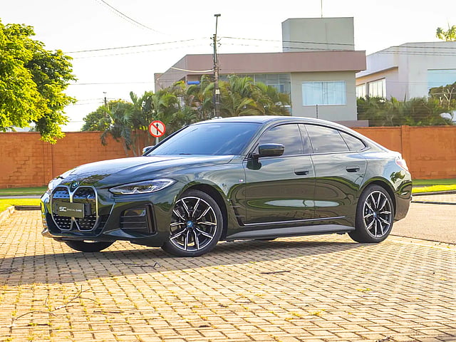 Foto de um bmw i4 elétrico edrive35 m sport.