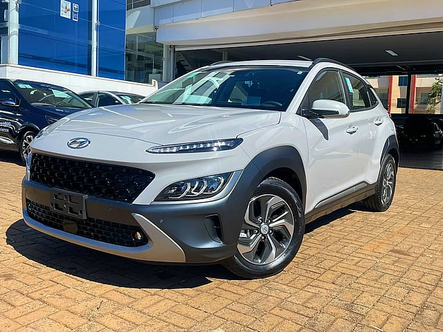 Foto de um hyundai trajet kona hybrid.