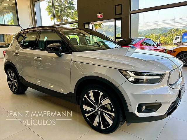 Foto de um volvo xc40 pure (elétrico)  prata 2021/2022.