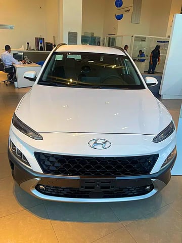 Foto de um hyundai trajet kona hybrid.