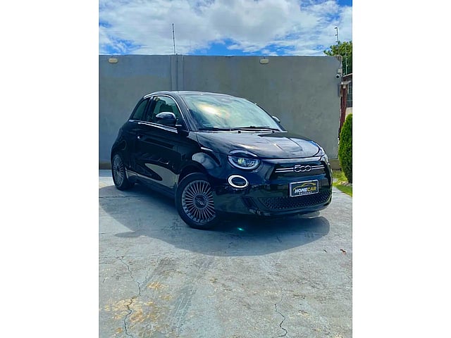 Foto de um fiat 500e 2022 icon elétrico.