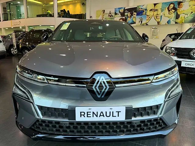 Foto de um renault megane e-tech 100% elétrico 2025.