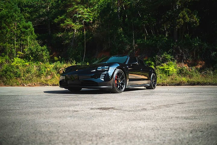 Foto de um porsche taycan gts elétrico.