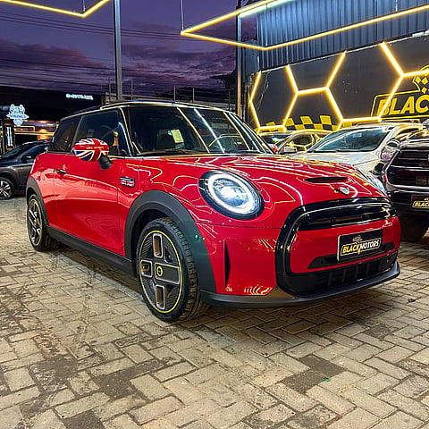 Foto de um mini cooper s elétrico 2023.