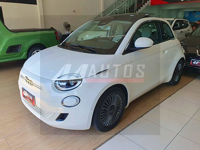 Foto de um fiat 500e 500 eletrico icon branca 2021/2022.