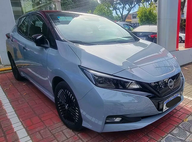 Foto de um nissan leaf 100% eletrico.