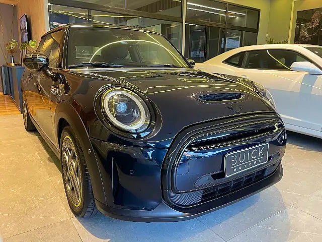 Foto de um mini cooper s elétrico 2022.