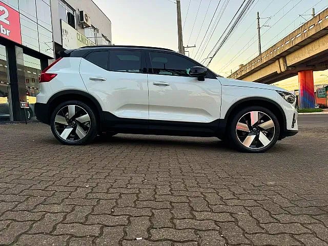 Foto de um volvo xc40 recharde plus 100% elétrico ano 2023.