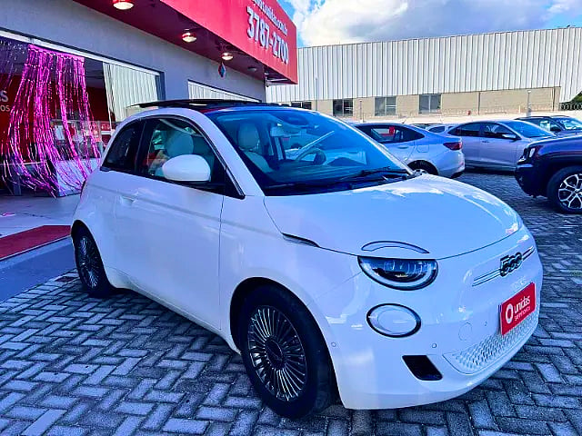 Foto de um fiat 500e icon 100% elétrico 2022.