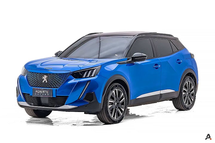 Foto de um peugeot 2008 gt eletrico 136 cv  azul 2023/2023.