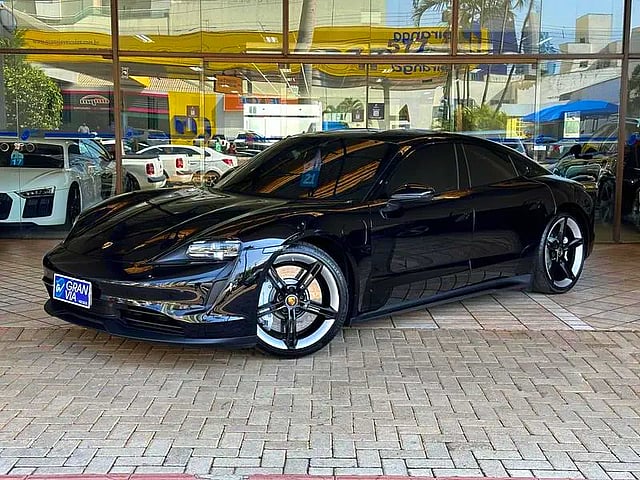 Foto de um porsche taycan 2021.