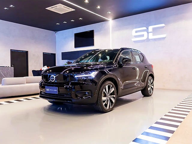 Foto de um volvo xc40 p8 recharge electric bev pure awd.