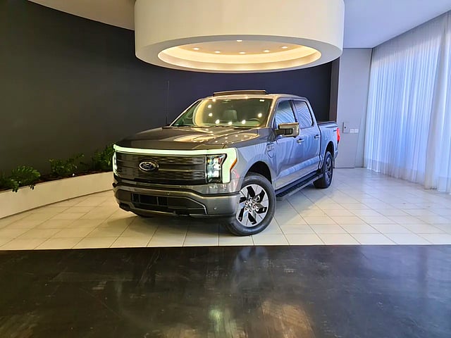 Foto de um ford f-150 2023 elétrico lightning lariat.