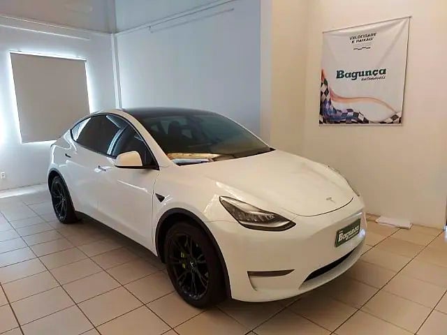 Foto de um tesla model y long dualmotor awd.