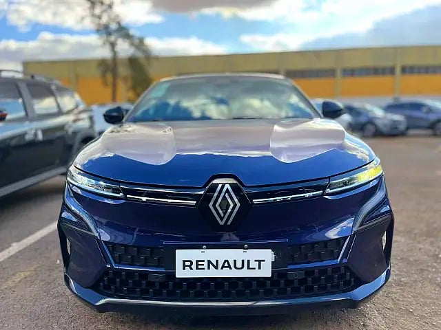 Foto de um renault megane e-tech.