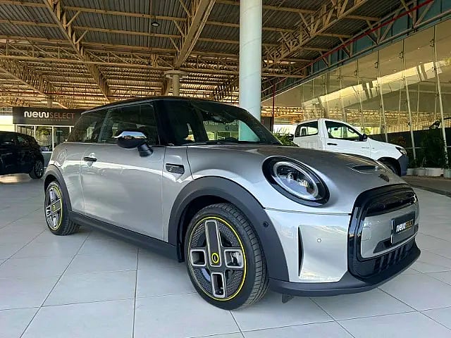 Foto de um mini cooper s 2p eletrico.