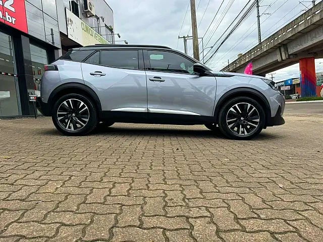 Foto de um peugeot e-2008 100% elétrico ano 2023.