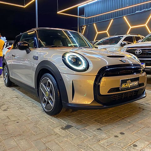 Foto de um mini cooper s elétrico 2022.