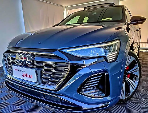 Foto de um audi q8 e-tron sportback performance black 2024.