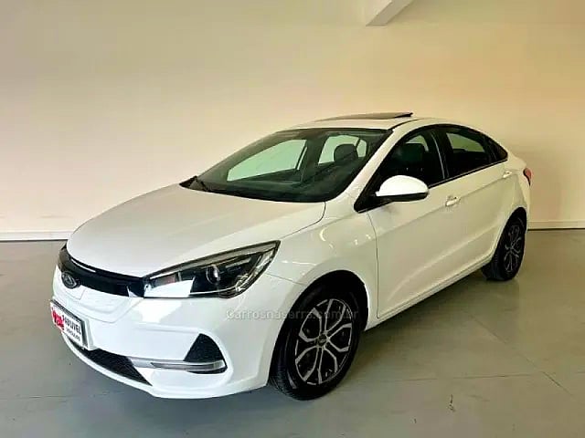 Foto de um chery arrizo 5 elétrico.