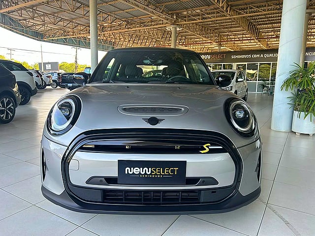 Foto de um mini cooper s 2.0 turbo at elétrico 2023.