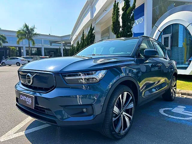 Foto de um volvo xc40 p8 recharge eletric bev pure awd.