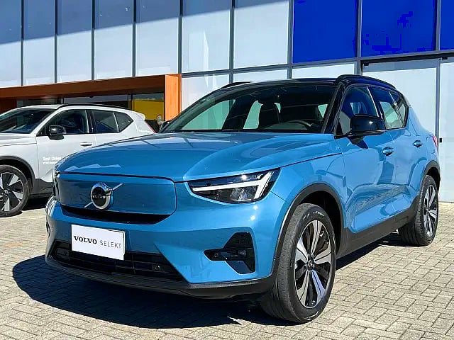 Foto de um volvo xc40 p6 recharge eletric plus.