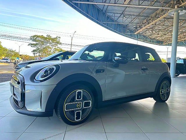 Foto de um mini cooper se top 2p elétrico.