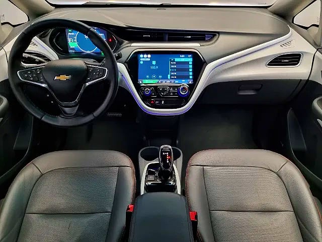 Foto de um chevrolet bolt premier 100% elétrico.