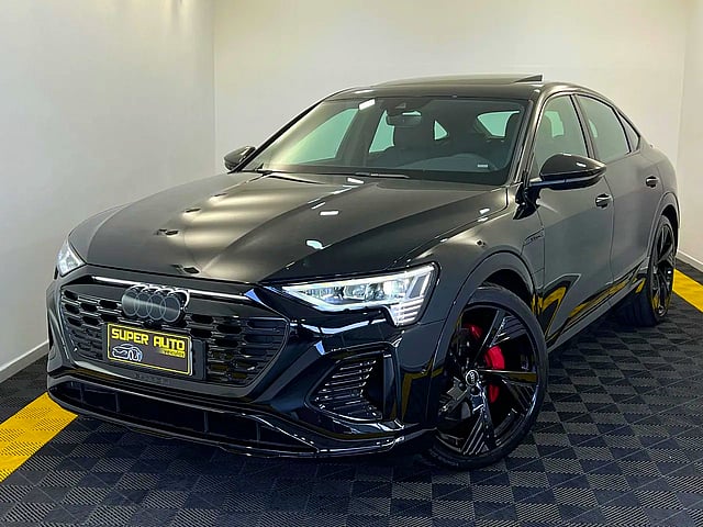 Foto de um audi q8 e-tron sportback 408cv elétrico preta 2023/2024.