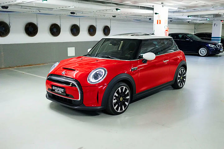 Foto de um mini cooper sport elétrico 2023 c/4 mil km.