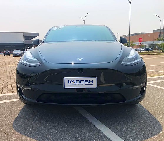 Foto de um tesla model y p100d perfomarce.