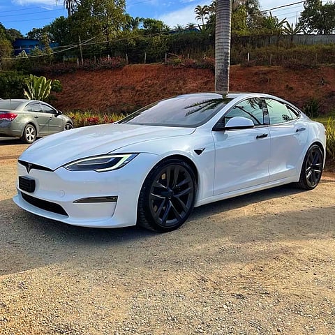 Foto de um tesla model s elétrico plaid.