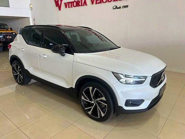 Foto de um volvo xc 40 t-5 r-design 1.5 fwd (híbrido) 2021 elétrico.