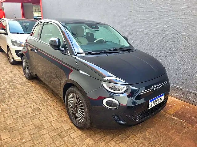 Foto de um fiat 500e icon.