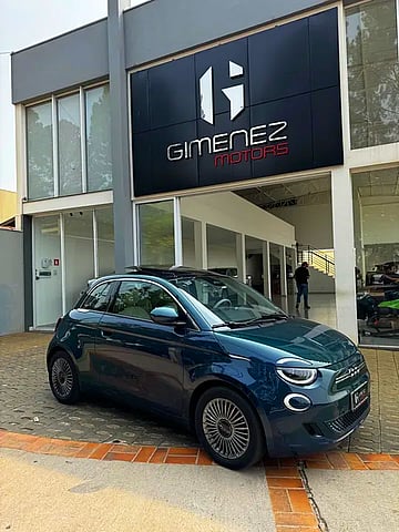 Foto de um fiat 500e 2022.