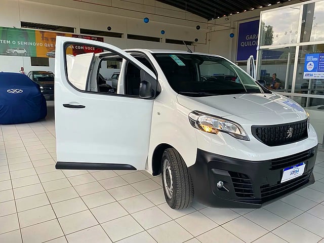 Foto de um peugeot expert cargo elétrica 2023 carla alves *.