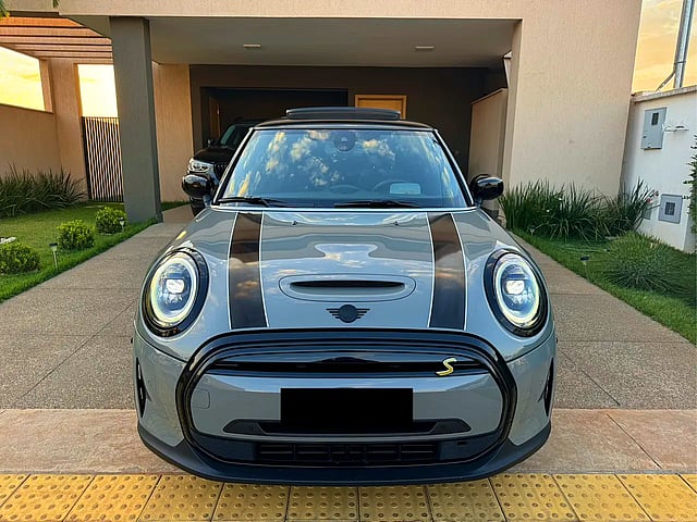 Foto de um mini cooper s e top elétrico 2022.