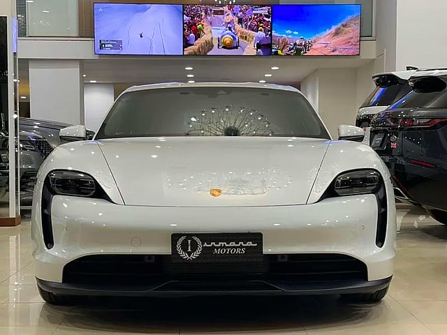 Foto de um porsche taycan 2021 elétrico.