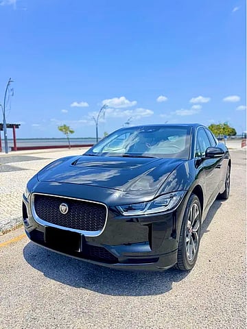 Foto de um jaguar i-pace blindado 100% elétrico.