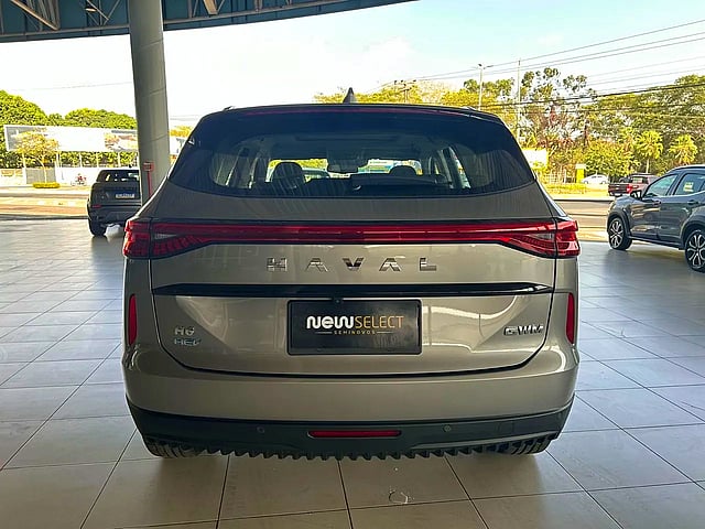 Foto de um gwm haval h6 prêmio hev 22/23 cinza.