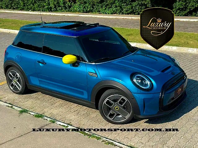 Foto de um mini cooper 2022 s életrico azul de único dono.